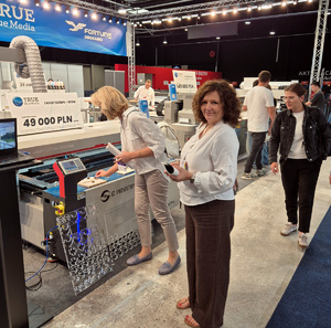 Przedstawicielka Centralnego Laboratorium Kryminalistycznego Policji ogląd wystawy podczas sympozjum biegłych z zakresu technicznych badan dokumentów, które odbyło się w Warszawie.