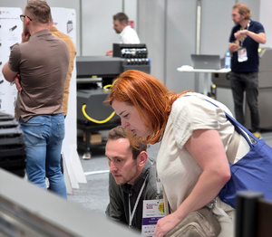 podkom. Emilia Liwarowska ogląda wystawy podczas spotkanie biegłych z zakresu technicznych badań dokumentów.