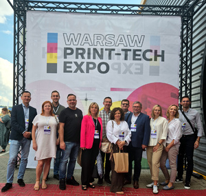 Przedstawiciele Centralnego Laboratorium Kryminalistycznego Policji z wydziały badań Dokumentów pozują do wspólnego zdjęcia podczas sympozjum, które odbyło się w Warszawie.