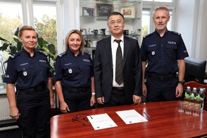 Kierownictwo Centralnego Laboratorium Kryminalistycznego Policji pozują do wspólnego zdjęcia wraz z przedstawicielem Uzbekistanu.
