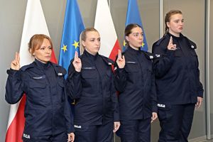 posterunkowe: Sylwia Michałek, Aleksandra Kabala, Agnieszka Prymon i Julia Jodłowska podczas składania przysięgi w Centralnym Laboratorium Kryminalistycznym Policji.