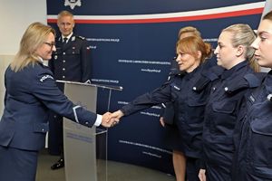 Dyrektor Centralnego Laboratorium Kryminalistycznego Policji insp. Iwona Marciniak-Krawyczyk składa gratulacje policjantkom, które złożyły przysięgę.