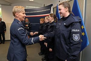 Zastępca Dyrektora Centralnego Laboratorium Kryminalistycznego Policji podinsp. Anna Przewor składa gratulacje policjantkom, które złożyły przysięgę.