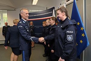 Zastępca Dyrektora Centralnego Laboratorium Kryminalistycznego Policji mł. insp. Kamil Starzomczyk składa gratulacje policjantkom, które złożyły przysięgę.
