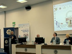 Dyrektor Centralnego Laboratorium Kryminalistycznego Policji insp. Iwona Marciniak - Krawczyk podczas przemówienia na Konferencji naukowej „Bezpieczeństwo dokumentów publicznych” w Szczytnie.