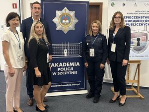 Dyrektor Centralnego Laboratorium Kryminalistycznego Policji insp. Iwona Marciniak - Krawczyk, naczelnik Wydziału Badań Dokumentów i Informatyki Śledczej podkom. Małgorzata Wasilewska, asp. szt. Kinga Dykty i st. sierż. Michał Szczepanowski pozują do wspólnego zdjęcia.