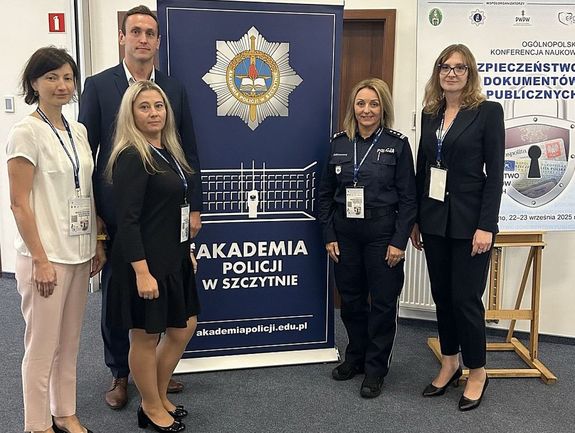 Dyrektor Centralnego Laboratorium Kryminalistycznego Policji insp. Iwona Marciniak - Krawczyk, naczelnik Wydziału Badań Dokumentów i Informatyki Śledczej podkom. Małgorzata Wasilewska, asp. szt. Kinga Dykty i st. sierż. Michał Szczepanowski pozują do wspólnego zdjęcia.