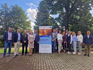 Wspólne zdjęcie osób, które wzięły udział w warsztatach terenowych z ujawniania i likwidacji nielegalnych laboratoriów narkotykowych.