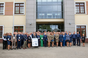 Wspólne zdjęcie uczestników Konferencji naukowej „Bezpieczeństwo dokumentów publicznych” w Szczytnie.