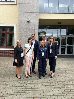 Dyrektor Centralnego Laboratorium Kryminalistycznego Policji insp. Iwona Marciniak - Krawczyk, naczelnik Wydziału Badań Dokumentów i Informatyki Śledczej podkom. Małgorzata Wasilewska, asp. szt. Kinga Dykty i st. sierż. Michał Szczepanowski pozują do wspólnego zdjęcia.