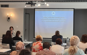 podkom. Małgorzata Wójcik podczas Wydziału Badań Dokumentów i Informatyki Śledczej CLKP. podczas swojej prezentacji pt. „Using artificial intelligence to examine signatures produced by a mechanical-digital device” zaprezentowała rezultaty projektu badawczego „Inteligentny system do identyfikacji cech biometrycznych pisma ręcznego”.