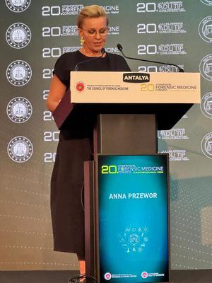Zdjęcie Zastępcy Dyrektor Centralnego Laboratorium Kryminalistycznego Policji podinsp. Anny Przewor na 20 Międzynarodowym Kongresie Medycyny Sądowej (International 20th Forensic Medicine Congress) w Turcji