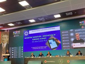 Zastępca Dyrektora Centralnego Laboratorium Kryminalistycznego podinsp. Anna Przewor w trakcie prelekcji na Międzynarodowym Kongresie Medycyny Sądowej (International 20th Forensic Medicine Congress) w Turcji