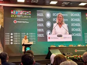 Delegat wypowiadający się na 20. Międzynarodowym Kongresie Medycyny Sądowej (International 20th Forensic Medicine Congress) w Turcji