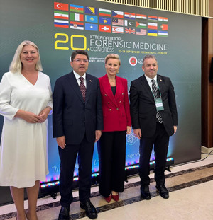 Wspólne zdjęcie Zastępcy Dyrektor Centralnego Laboratorium Kryminalistycznego Policji podinsp. Anny Przewor na 20 Międzynarodowym Kongresie Medycyny Sądowej (International 20th Forensic Medicine Congress) w Turcji