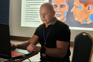 Zdjęcie w trakcie prowadzenia prelekcji na Sympozjum Badań Antroposkopijnych 2025