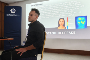 Zdjęcie w trakcie prowadzenia prelekcji na Sympozjum Badań Antroposkopijnych 2025