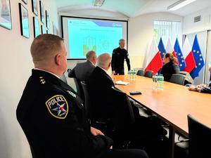 Zdjęcie delegatów w trakcie Delegacji Uniwersytetu Stanowego im. Sama Houstona w Centralnym Laboratorium Kryminalistycznym Policji