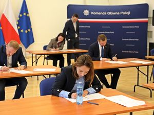 Zdjęcie z egzaminu końcowego dla kandydatów na biegłych policyjnych laboratoriów kryminalistycznych