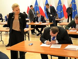 Zdjęcie z egzaminu końcowego dla kandydatów na biegłych policyjnych laboratoriów kryminalistycznych