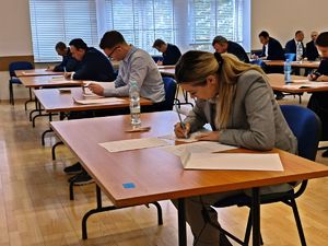 Zdjęcie z egzaminu końcowego dla kandydatów na biegłych policyjnych laboratoriów kryminalistycznych