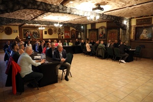 Zdjęcie uczestników prelekcji na spotkaniu branżowego dotyczącego funkcjonowania zbiorów danych daktyloskopijnych oraz systemu AFIS/MBIS