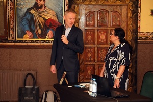 Zdjęcie z prelekcji na spotkaniu branżowego dotyczącego funkcjonowania zbiorów danych daktyloskopijnych oraz systemu AFIS/MBIS