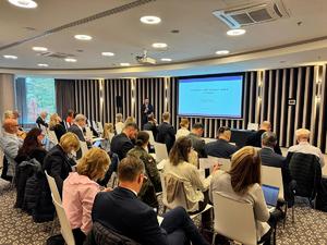 Zdjęcie z prelekcji dotyczącej wykorzystywania DNA w identyfikacji i zwalczaniu przestępczości transgranicznej