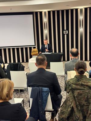 Zdjęcie z prelekcji dotyczącej wykorzystywania DNA w identyfikacji i zwalczaniu przestępczości transgranicznej