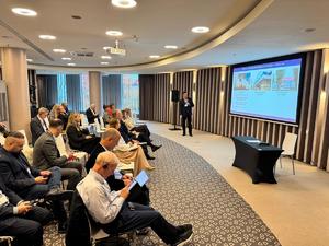 Zdjęcie z prelekcji dotyczącej wykorzystywania DNA w identyfikacji i zwalczaniu przestępczości transgranicznej