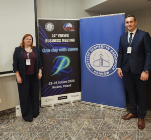 Zdjęcie ekspertów uczestniczących w międzynarodowym spotkaniu specjalistów badań dokumentów w Krakowie