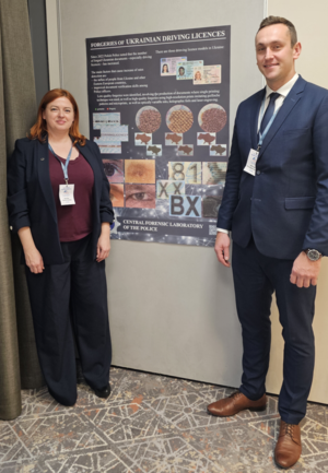 Zdjęcie ekspertów uczestniczących w międzynarodowym spotkaniu specjalistów badań dokumentów w Krakowie