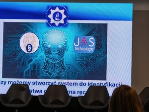 Zdjęcie z prelekcji na międzynarodowej konferencji o przyszłości tożsamości cyfrowej
