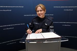 Zdjęcie policjantki ze ślubowania