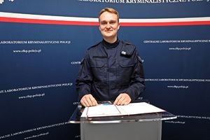 Zdjęcie policjanta w trakcie ślubowania