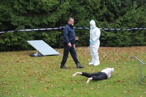 Zdjęcie techników kryminalistyki w trakcie wykonywania czynności służbowych