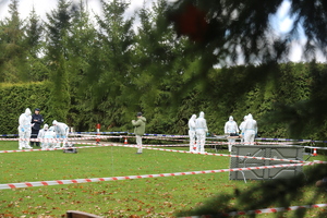 Zdjęcie techników kryminalistyki w trakcie wykonywania czynności służbowych