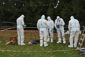 Zdjęcie techników kryminalistyki w trakcie wykonywania czynności służbowych