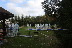 Zdjęcie techników kryminalistyki w trakcie wykonywania czynności służbowych