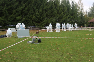 Zdjęcie techników kryminalistyki w trakcie wykonywania czynności służbowych