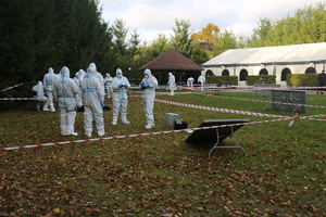 Zdjęcie techników kryminalistyki w trakcie wykonywania czynności służbowych