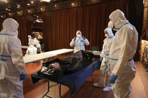 Zdjęcie techników kryminalistyki w trakcie wykonywania czynności służbowych