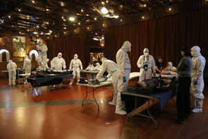 Zdjęcie techników kryminalistyki w trakcie wykonywania czynności służbowych