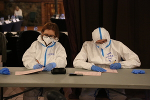 Zdjęcie techników kryminalistyki w trakcie wykonywania czynności służbowych