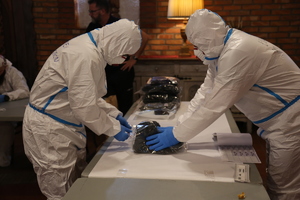 Zdjęcie techników kryminalistyki w trakcie wykonywania czynności służbowych