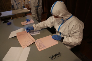 Zdjęcie techników kryminalistyki w trakcie wykonywania czynności służbowych