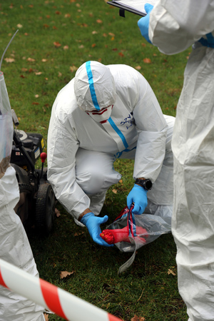 Zdjęcie techników kryminalistyki w trakcie wykonywania czynności służbowych