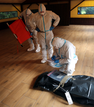 Zdjęcie techników kryminalistyki w trakcie wykonywania czynności służbowych