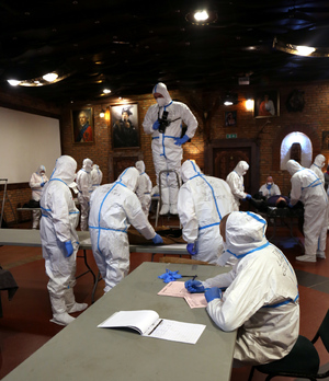 Zdjęcie techników kryminalistyki w trakcie wykonywania czynności służbowych