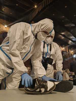 Zdjęcie techników kryminalistyki w trakcie wykonywania czynności służbowych